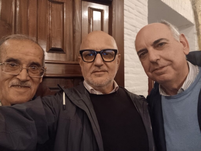 Los periodistas Paco Moreno y Ángel Cervantes junto a José Antonio Esquinas