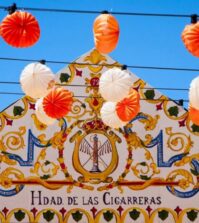Las casetas de hermandades en la Feria de Sevilla: tradición cofrade entre farolillos